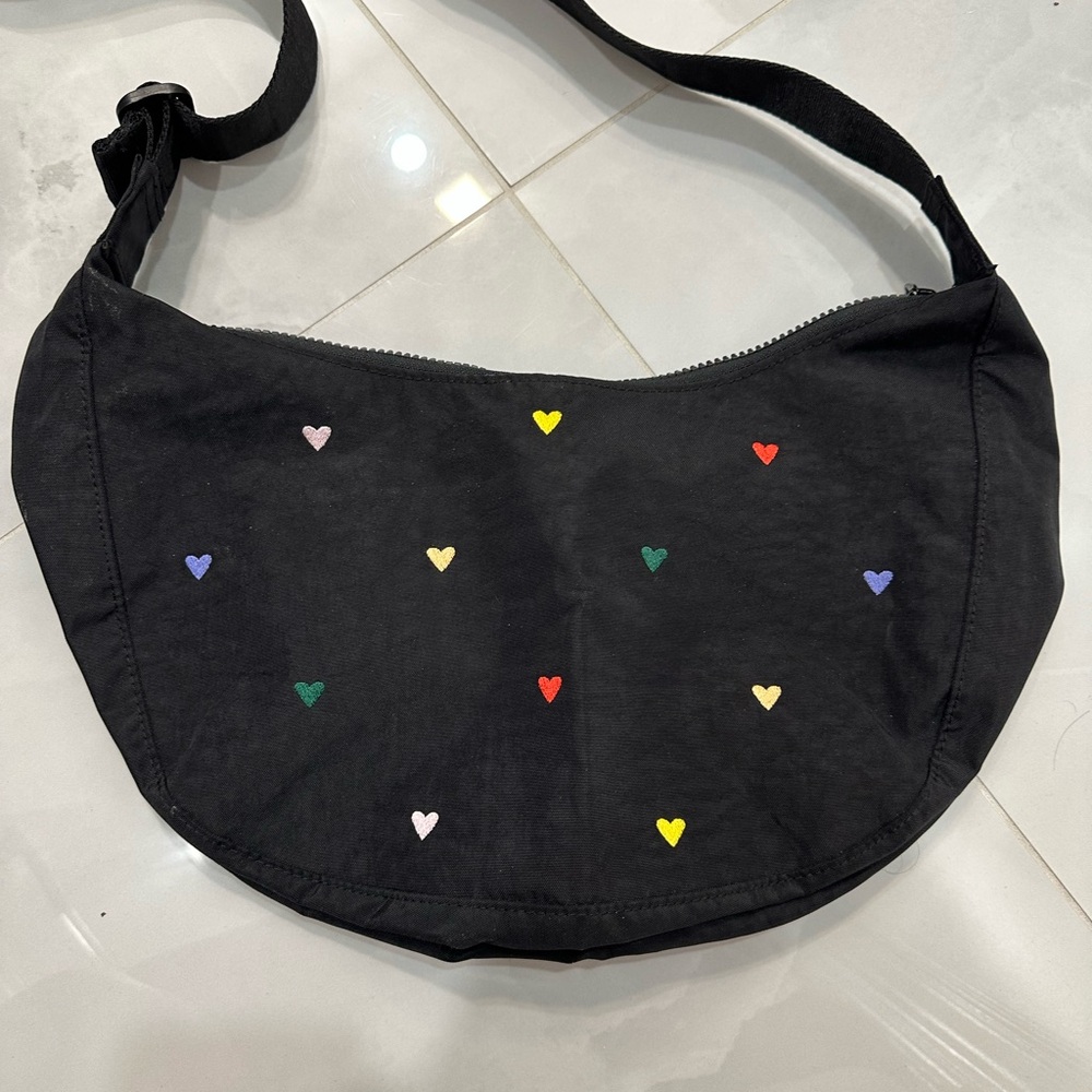 Baggu embroidered hearts medium crescent